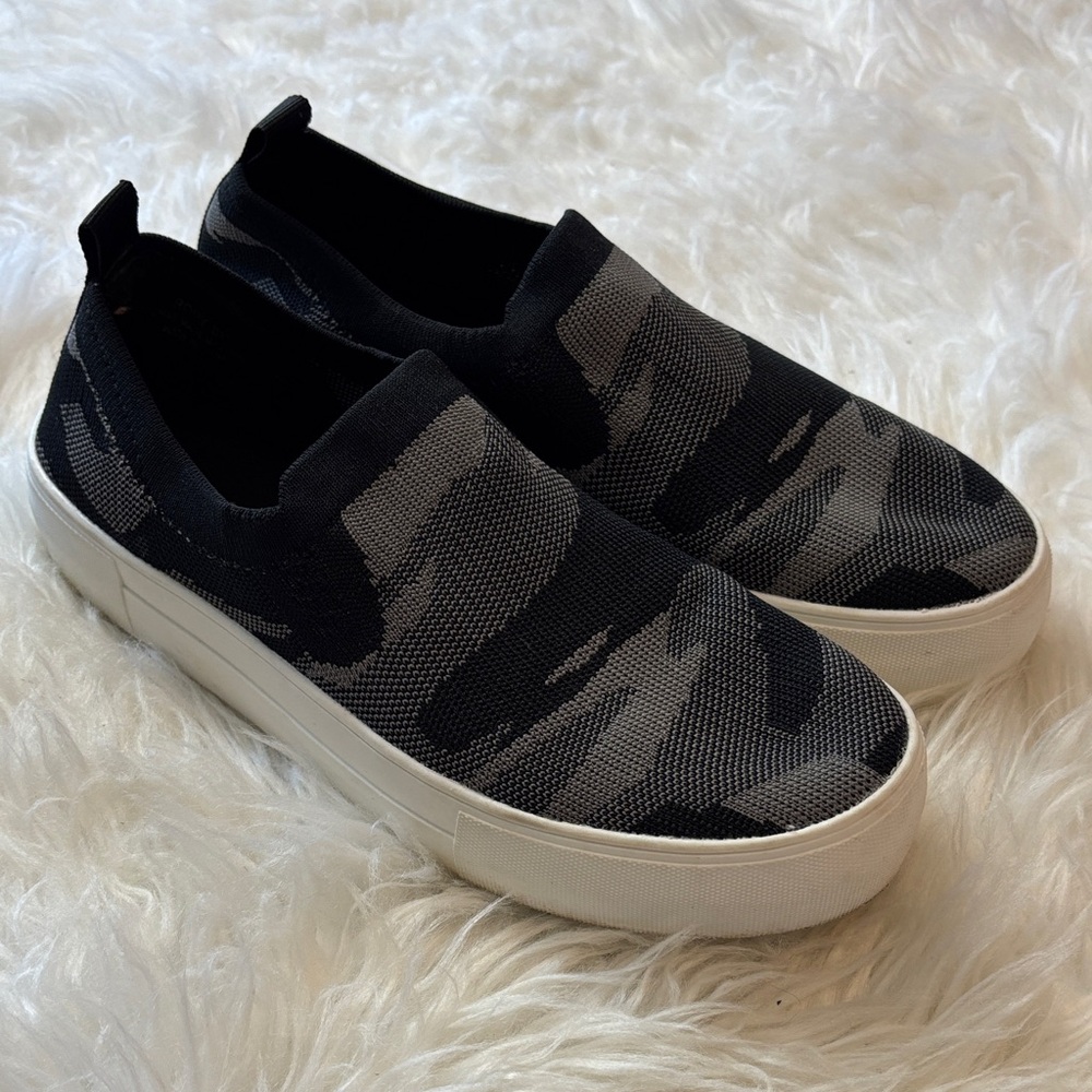 Cushionaire Memory Foam Comfort Slip On Black Gray Camo Sneaker Shoes Sz 8